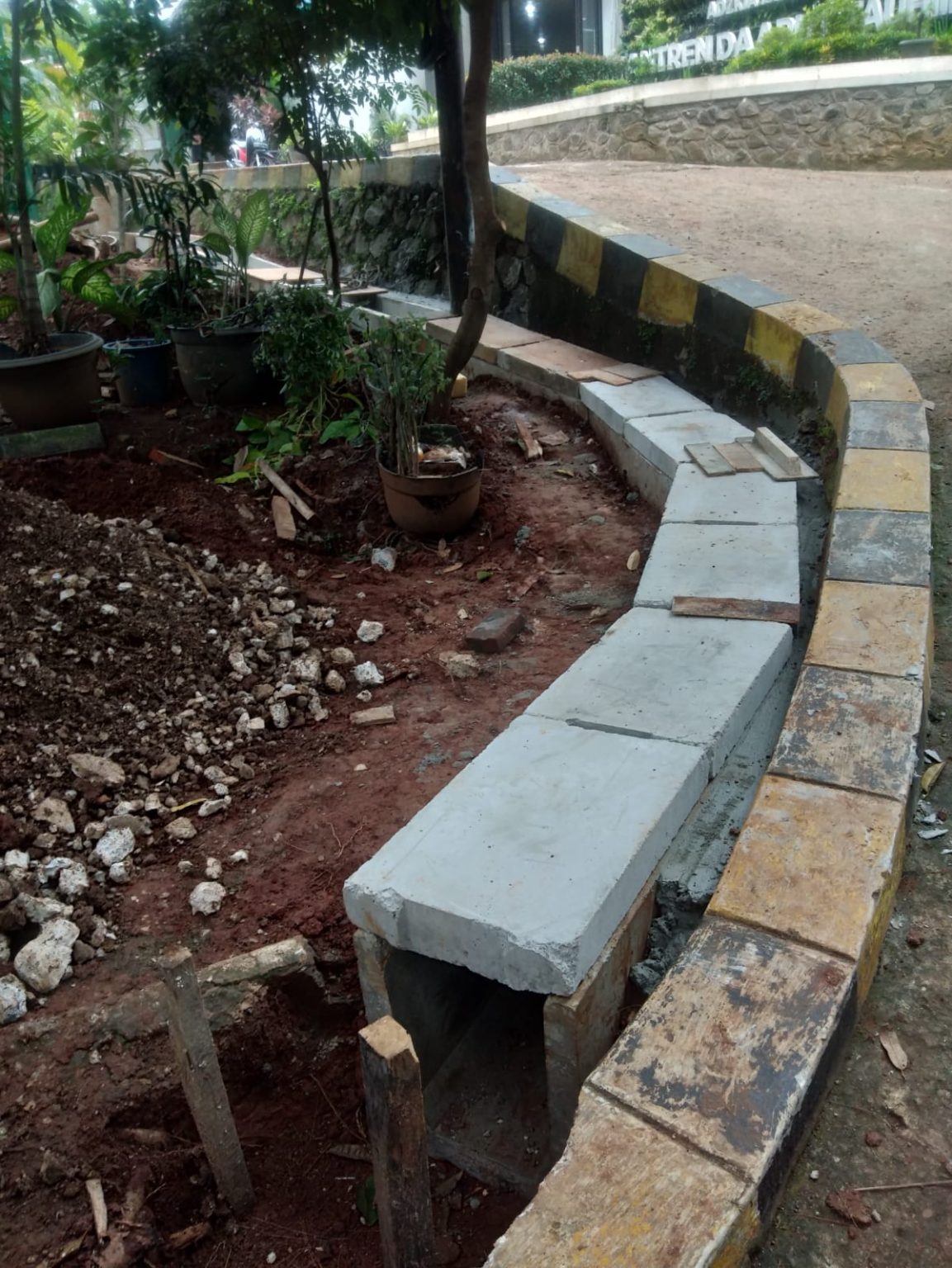 Foto Pembuatan Drainase Kawasan Masjid Al Hadi Serua Pondok