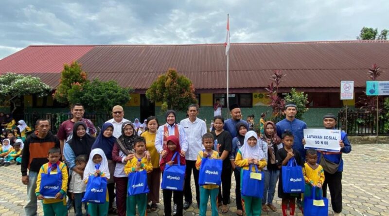 dt peduli lubuklingau bagikan sepatu sekolah