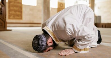 Tujuh Anggota Tubuh yang Wajib Menempel Saat Sujud